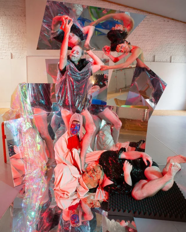 ✨ La semaine dernière, nous avons eu l’immense chance de nous isoler ensemble pour expérimenter, imaginer, et transformer. ✨On vous laisse ici quelques mots et images de notre aventure.Restez connectés pour suivre la suite des cellules de recherche—«  Laisse couler, les membranes ouvertes, en rewind vers le futur
T’aimes les toboggans ?
Et les choses crues ?
Glissade, langue tempérée, beaucoup d’heures de sommeil.
Laisse couler, les membranes ouvertes, en rewind vers le futur
Sirène de service, après deux heures t’arrêtes,
t’aimes les jacuzzis ?J’ai l’impression que tu étais mon enfant… beaucoup de ciel, des toboggans à perte de vue »❤️❤️❤️Angela Rabaglio/ Micaël Florentz/Gaël Santisteva/ Ikue Nakagawa / Lorenzo de Angelis
Laetitia Bica/ Mathilde Maillard (aka ursula_menhir)
Manah Depauw/ Martina Calvog (aka calvina___)/ D+L❤️❤️❤️ @grandstudiobruxelles et @charleroidanse pour l’accueil et le soutien !!#Créativité #Transformation #Innovation #Cellule #AventureCollective