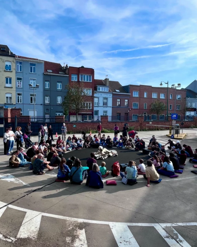 Après Bruxelles et Nantes, Troisième miNiature débarque à Lyon !Les 3 & 4 mai à 16h et 18h aux SUBS
À partir de 5 ansUne performance, poétique et ludique, pensée pour les enfants… et les grands rêveurs.Un voyage sensible entre illusion, mouvement et imagination.Un moment suspendu pour voir autrement.Infos & billetterie : les-subs.com@lessubs #danse #spectaclefamille #lyon #arcadia #troisièmeminiature #demestrilefeuvre #performance