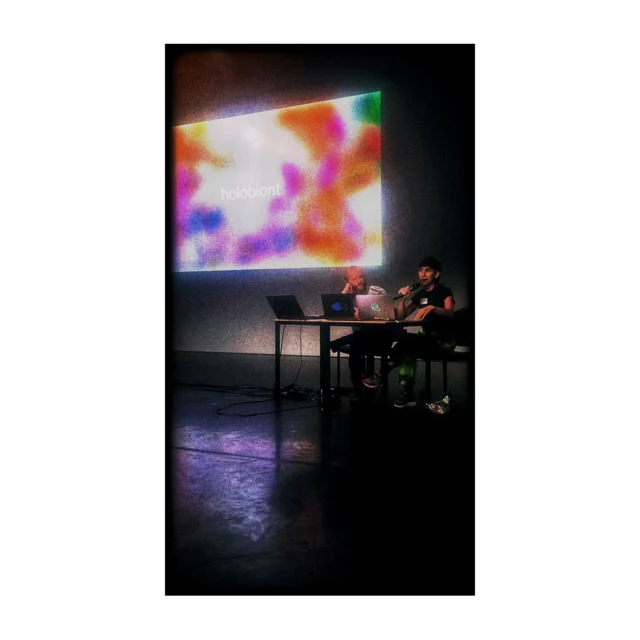 Juste avant de plonger dans un été studieux, on a pris le temps de faire un petit Pitch Bitch 😉 pour présenter Holobiontes !Merci à Plat(e)form(e) Kunstenfestivaldesarts, à Major Tom - Centre Wallonie-Bruxelles/Paris — c’était super de partager nos idées et de réfléchir ensemble 💭✨Maintenant, on a hâte de vous montrer le fruit de ces explorations…🔜 Rendez-vous à la Biennale de la danse ! @charleroidanse#Holobiontes #PitchBitch #Kunstenfestivaldesarts #CentreWallonieBruxelles #MajorTom #BiennaledelaDanse #charleroidanse #workinprogress #dansecontemporaine🍉