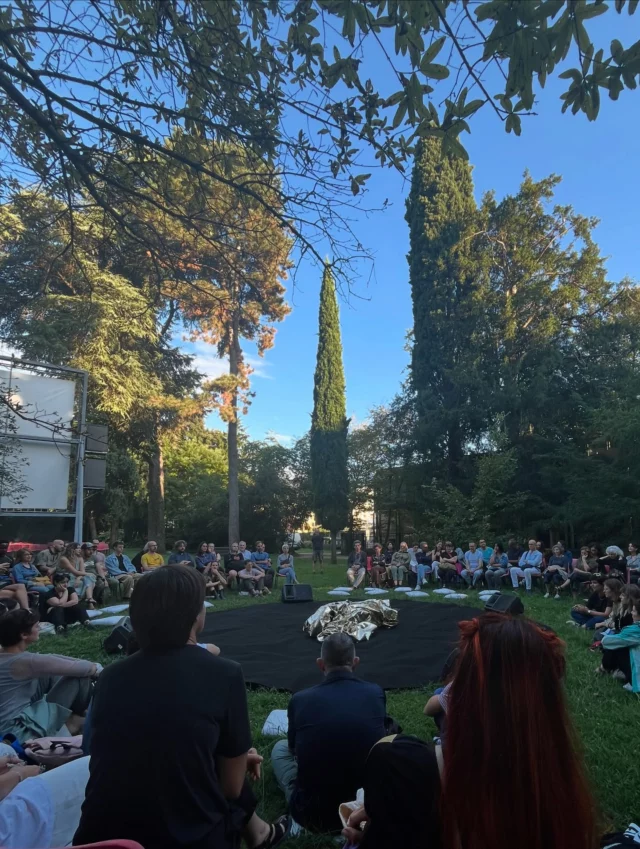 Finir l’été avec Troisième Nature à Bassano del Grappa pour le Festival B.Motion @operaestate c’était un petit bonbon 🍭🍬Grazie mille !!🗓️ Prochaine date :
✨✨ 8+9 oct : Première de Holobiontes
✨ ✨Biennale de @charleroidanseOn a si hâte de vous présenter le fruit de notre travail 🍊🍉🍓🍉Love & Spritz#spectacle #danse #italia #tour #premiere