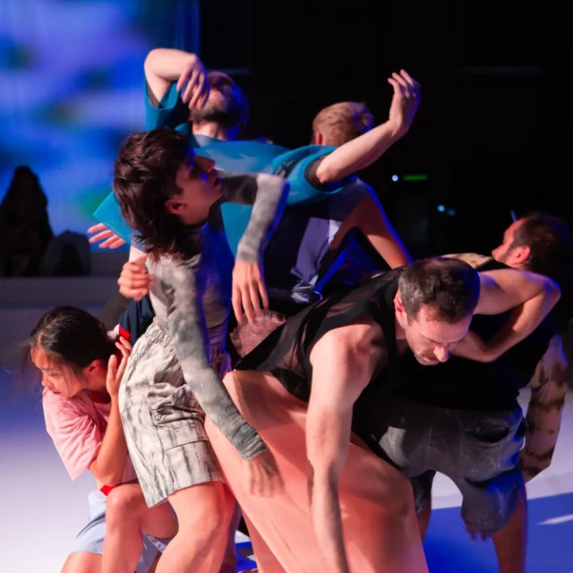 Dans quelques petits jours on reprend HOLOBIONTES à Bruxelles au @theatrevaria 🦠🌳🍄
Du 27 AU 30 JANVIER, viens nous voir !
lien dans la bio pour réserver tes places
amour et microbiote 🤍#danse #corps #micro #brussels