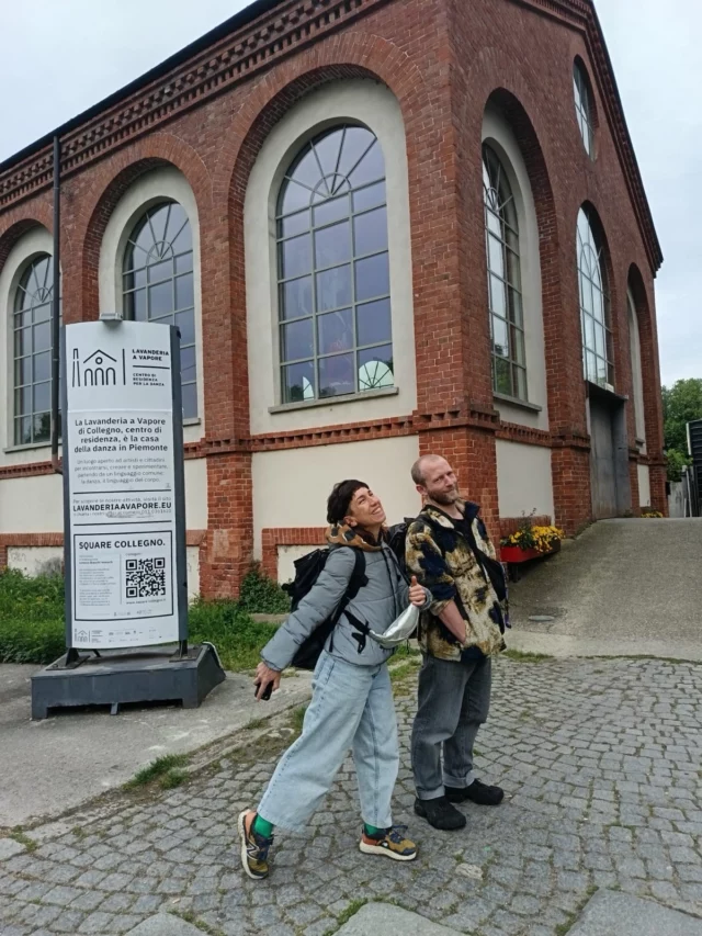 Retour sur une première semaine magique de recherche autour de SPORES • Installation (titre de travail) à @lavanderiaavapore (IT)Un énorme merci à toute l’équipe de la Lavanderia et au @grandstudiobruxelles pour la confiance et de nous accompagner dans ce premiers pas !Merci au participant.e.s pour ces beaux moments passés ensemble
Et big up à @ursula_menhir pour la collab et l’inspiration ;) tellement heureux.ses de commencer cette aventure ensemble !!Avec ce format en création, nous explorons la notion du corps paysage : Comment faire corps collectivement ? Comment ce corps collectif pourrait convoquer des dynamiques et des agencements «plus qu’humains» ? Comment questionner les hiérarchies entre corps, objets et espace ?